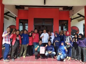 Marwan berfoto bersama timnya setelah mengambil formulir di DPC PDI Perjuangan kukar. (Istimewa)