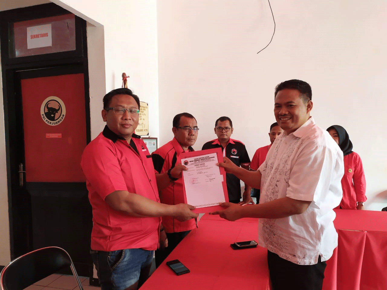 Marwan mengambil formulir bakal calon wakil bupati di DPC PDI Perjuangan Kukar. (Istimewa)