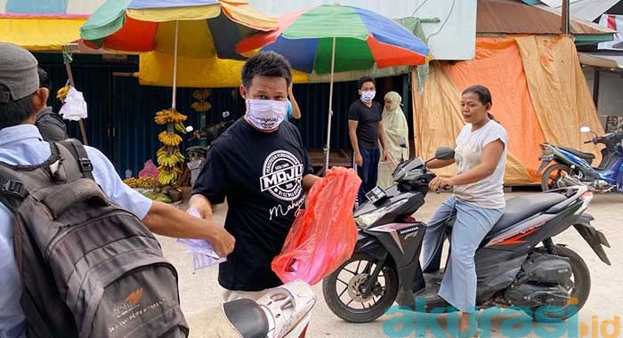 Bantu Masyarakat Antisipasi Covid-19, Tim Relawan Mahyunadi Bagikan 2.500 Masker di Tiga Kecamatan