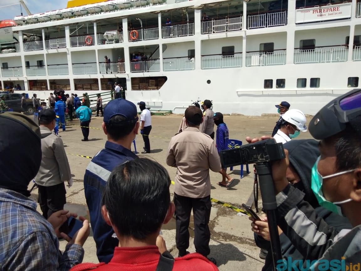 Penumpang kapal KM Adhtiya tiba di Pelabuhan Samarinda
