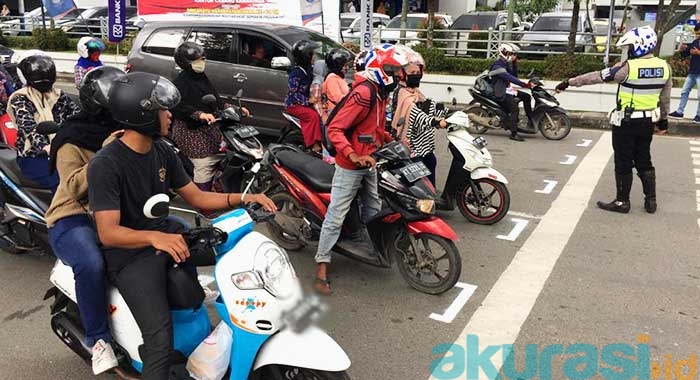 Kepolisian Terapkan Marka Jalan Physical Distancing Kepada Pemotor, Bentuknya Mirip Garis Star Motor GP