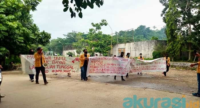 Tutup Paksa Gerbang Kampus
