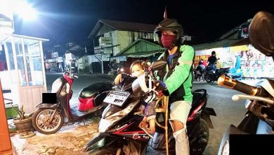 Ditinggal Istri, Seorang Ojol di Samarinda Narik Penumpang Sambil Bawa Anak Usia 2,5 Tahun