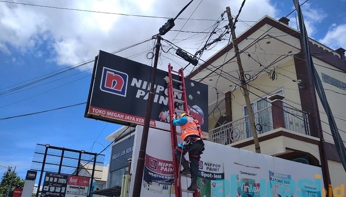 Diseruduk Crane Truk, Kabel PLN Kelurahan Api-Api Putus, Listrik Pun Padam