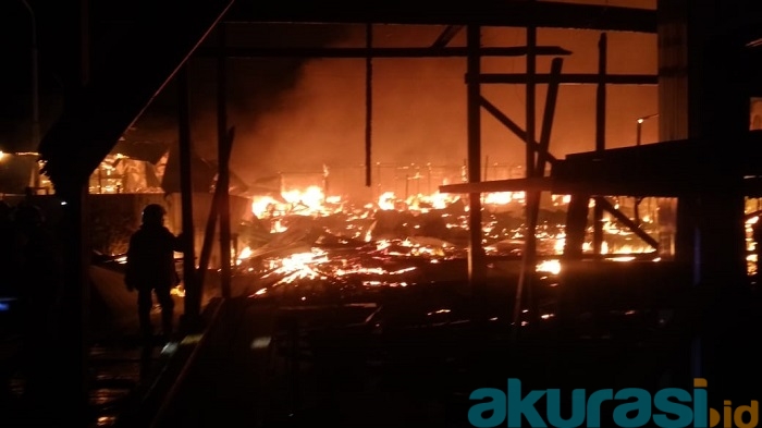 Diduga Konsleting Listrik, Pemadam Kebakaran Sempat Kesulitan Padamkan Api Setinggi 7 Meter