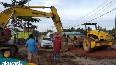 Bosan Tunggu Perbaikan Pemerintah, Warga Insiatif Perbaiki Jalan Rusak di Tanah Datar