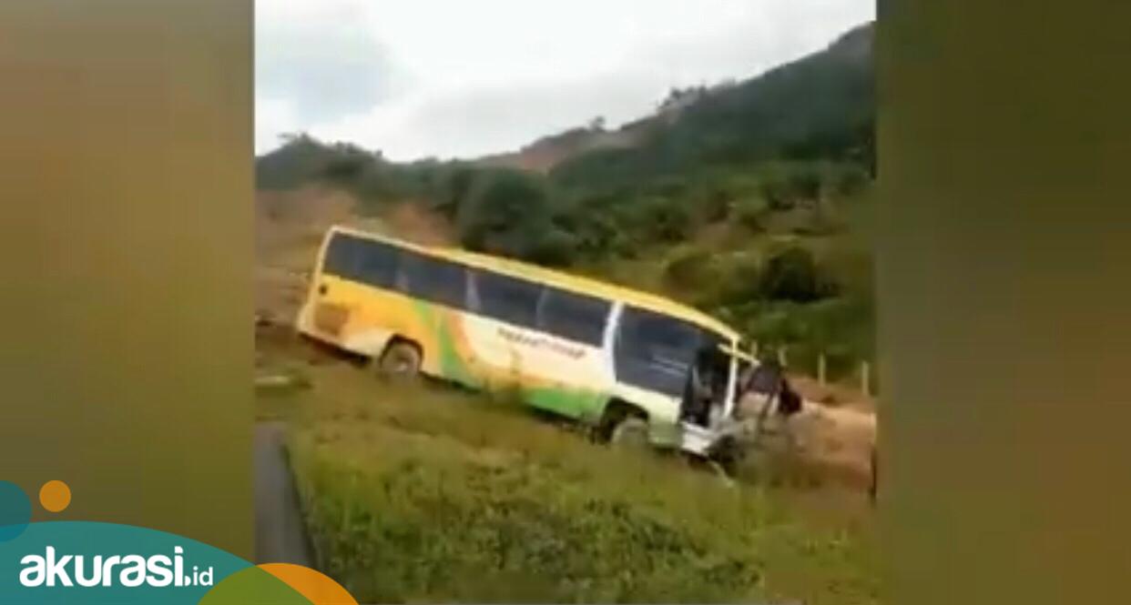 Sopir Mengantuk, Bus Kecelakaan di Tol Balsam, Keluar Jalur Seruduk Pembatas Jalan