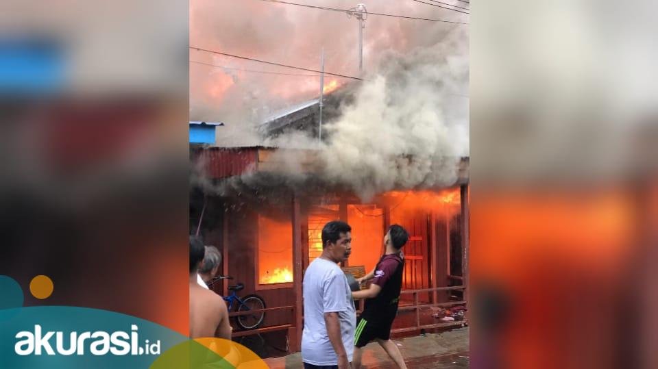 Asyik Main Ponsel Saat Masak , 4 Bangunan Rata Dimakan Api