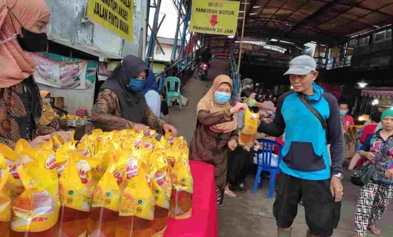 Penurunan harga minyak goreng di Februari 2022 lalu sempat menyebabkan kelangkaan sebab adanya pembatasan distribusi dari distributor pusat. (Devi Nila Sari/Akurasi.id)