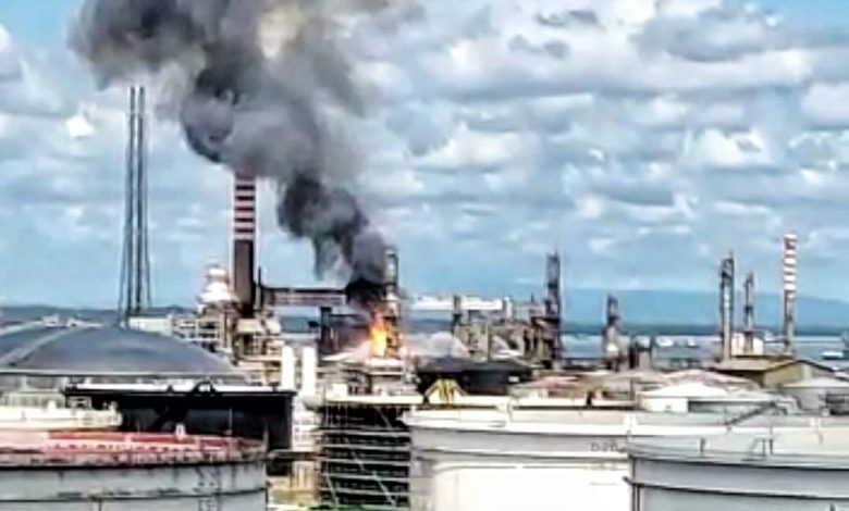 Tangkapan layar kebakaran yang terjadi di kilang minyak PT Pertamina RU V Balikpapan, Kaltim. (Istimewa)