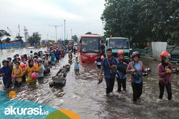 Akibat Tanggul Jebol, Banjir Rob Rendam Pelabuhan Tanjung Emas Semarang