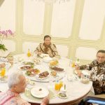 Perundingan atau peredaman tensi politik, langkah Jokowi undang Bacapres makan siang bersama.