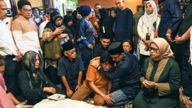 Anies Baswedan Tenangkan Chiki Fawzi di Rumah Duka Marissa Haque, Ikang Fawzi Lantunkan Azan di Pemakaman