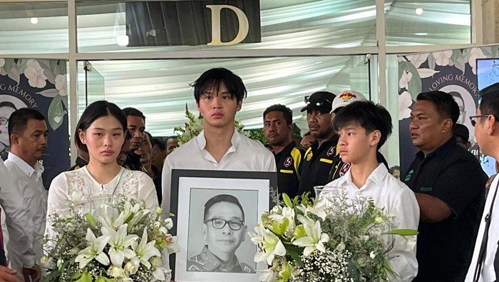 Jenazah Benny Laos Diberangkatkan ke Pemakaman, Dihantarkan Anak-anak dan Keluarga