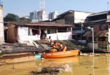 Banjir Rendam 109 RT di Jakarta, Ratusan Warga Mengungsi dan Dapur Lapangan Brimob Didirikan
